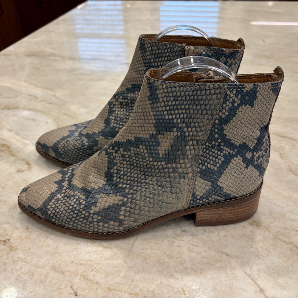 Lucky Brand Snakeskin Ankle Boots Size 7M Gray Tan Low Heel Booties Causal Cool‎